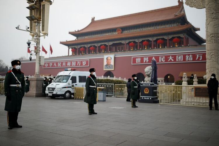 Oficiales paramilitares con máscaras hacen guardia en la Puerta de Tiananmen, mientras el país es golpeado por un brote del nuevo coronavirus (REUTERS/Carlos Garcia Rawlins)