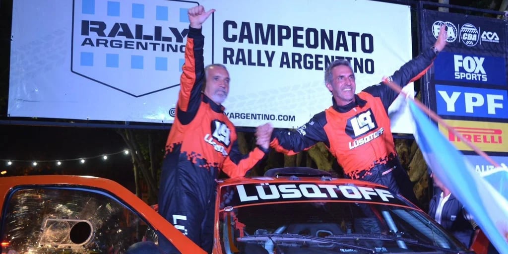 “¡Cómo a fondo, Claudio!”: la historia detrás del vuelco en el Rally Argentino que dio la vuelta al mundo, contado por los protagonistas
