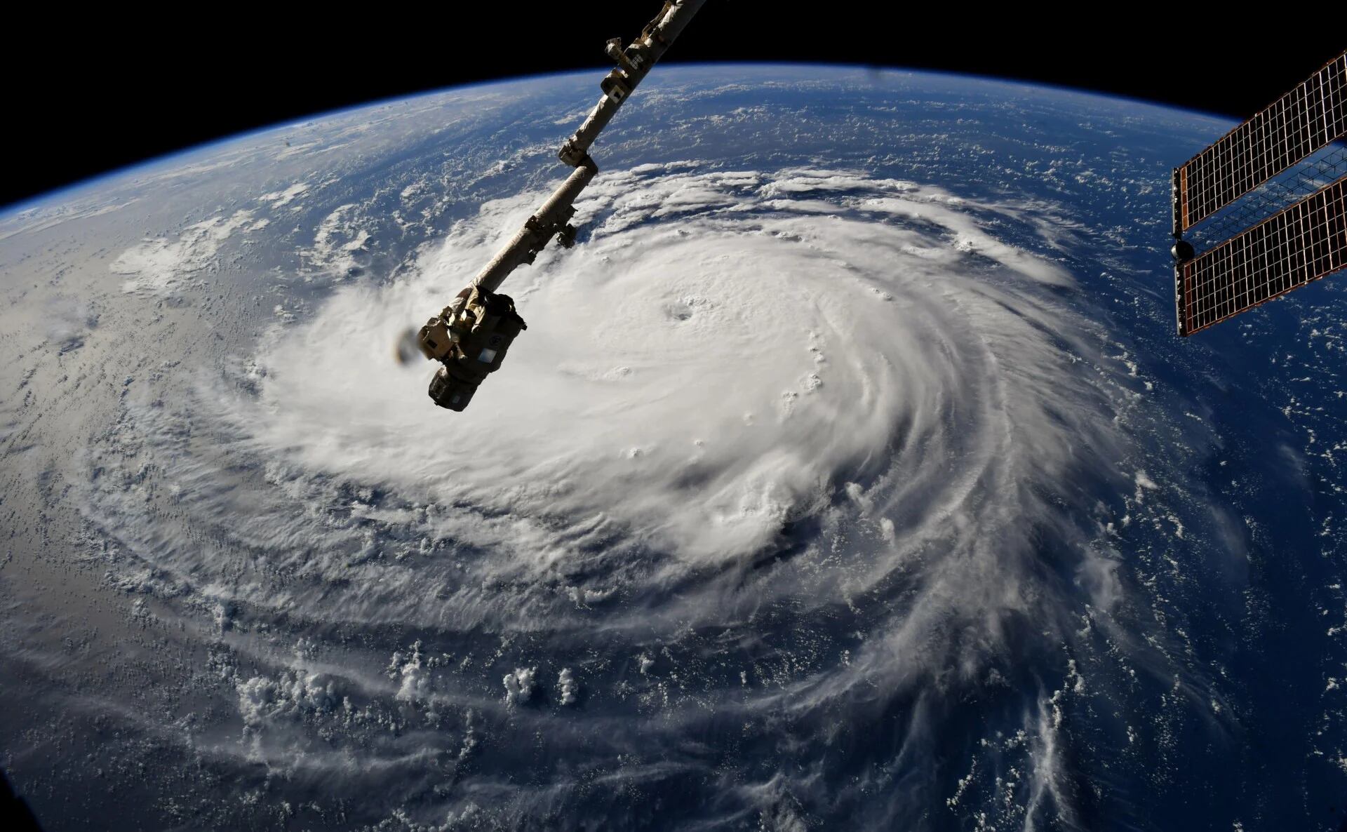 Esta foto de la NASA muestra una vista desde la Estación Espacial Internacional del Huracán Florence frente a la costa este de los EEUU en el Océano Atlántico (Foto: AFP/ NASA / Handout Y Ricky ARNOLD)