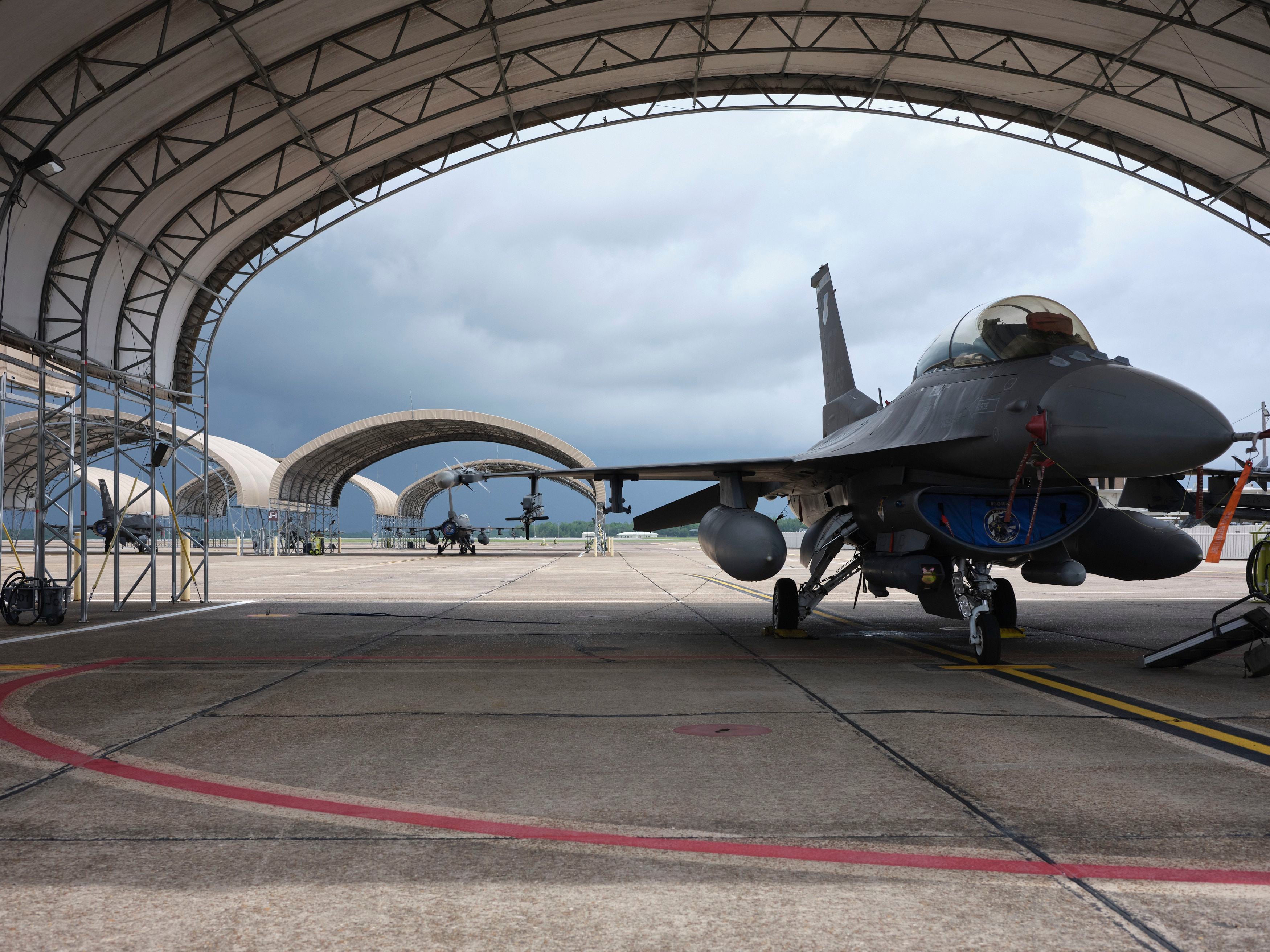 Un avión F-16D en la base aérea de Eglin, cerca de Fort Walton Beach, Florida, el 13 de julio de 2023 (Edmund D. Fountain/The New York Times)
