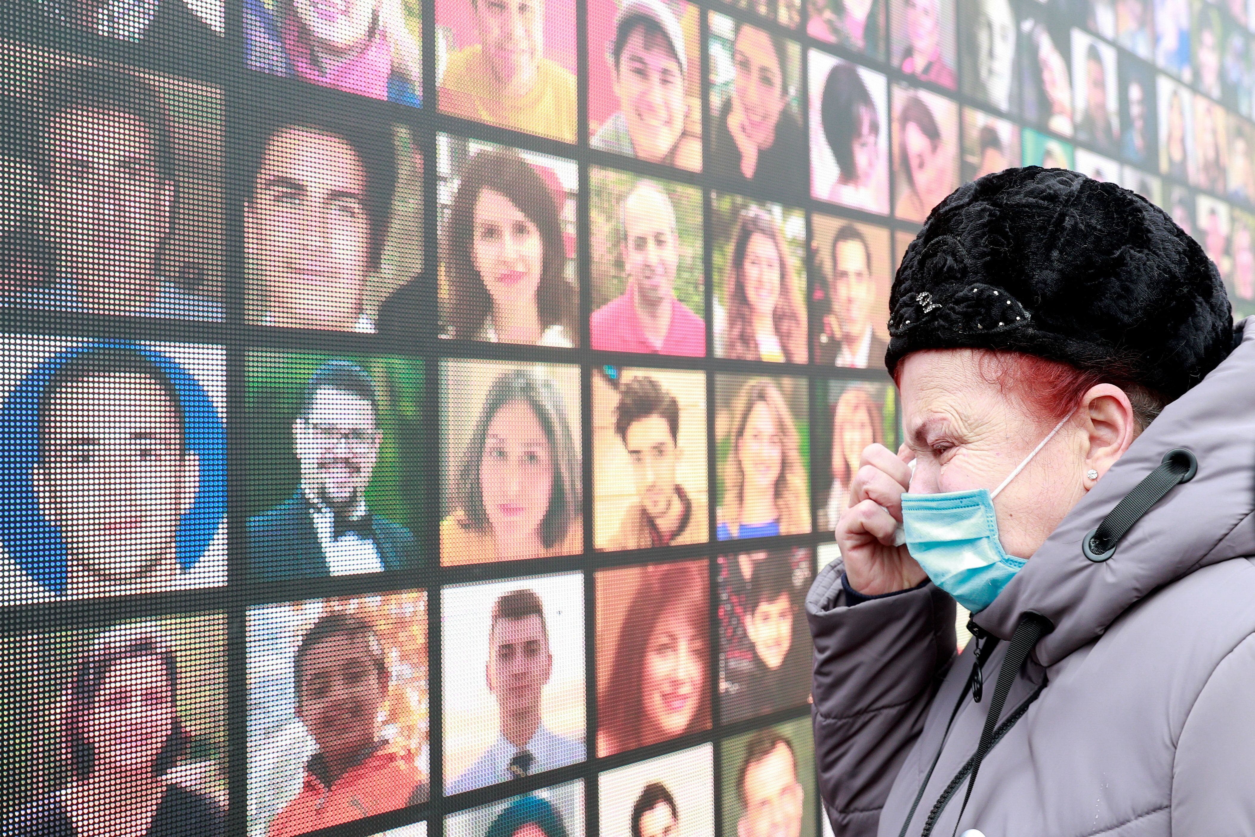 La pariente de una víctima del derribo del vuelo PS752 durante una conmemoración en Ucrania. (REUTERS/Valentyn Ogirenko/archivo)