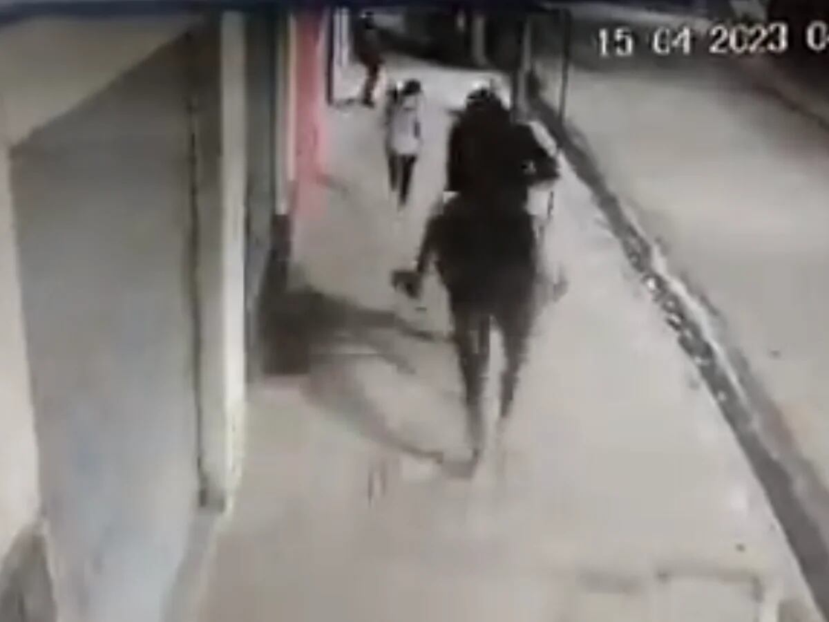Video: iban a trabajar de madrugada y los asaltó un delincuente a caballo  en Florencio Varela - Infobae