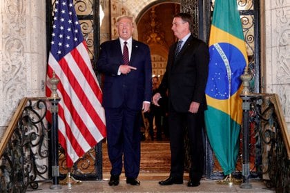 Donald Trump y Jair Bolsonaro antes de cenar en Mar-a-Lago, la residencia del presidente estadounidense en Palm Beach