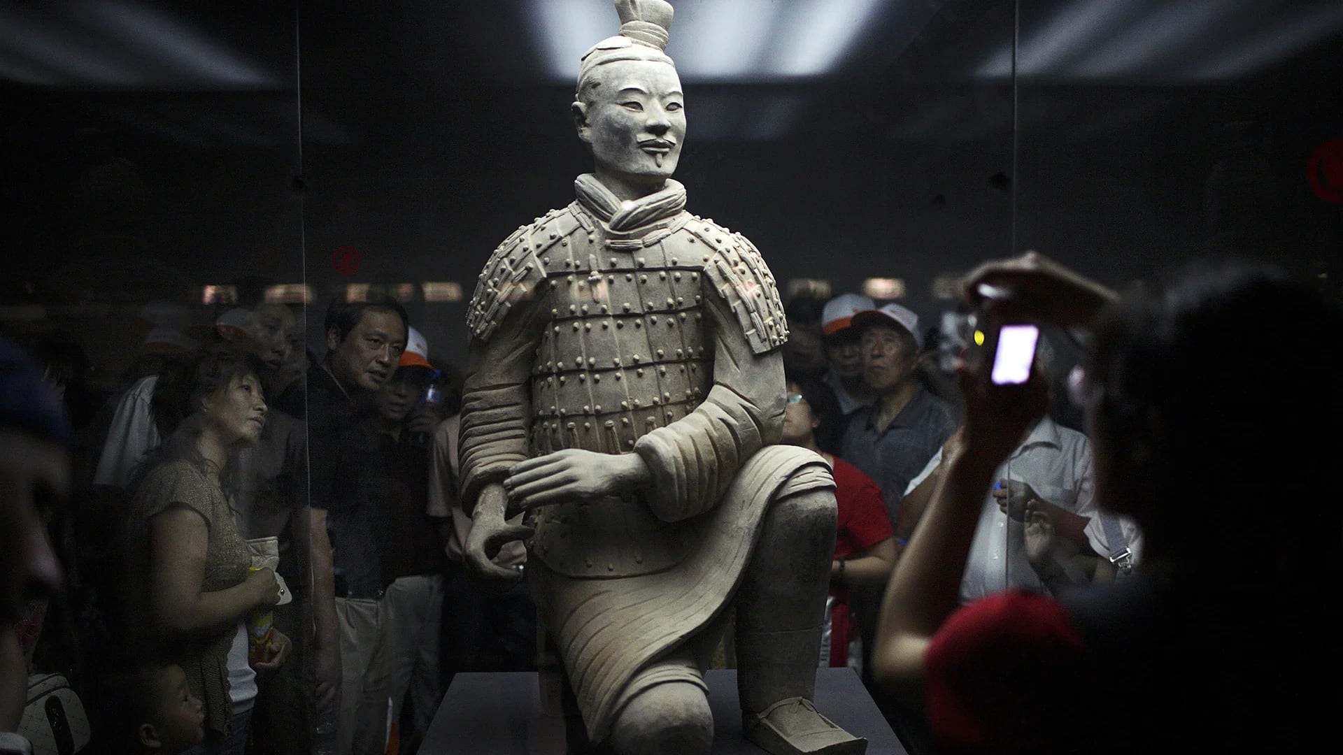 Turistas chinos miran una estatua durante una visita al Museo de los Guerreros de Terracota en el centro de Xian, China, una ciudad con 3,3 millones de habitantes y capital de la provincia de Shaanxi (Getty)