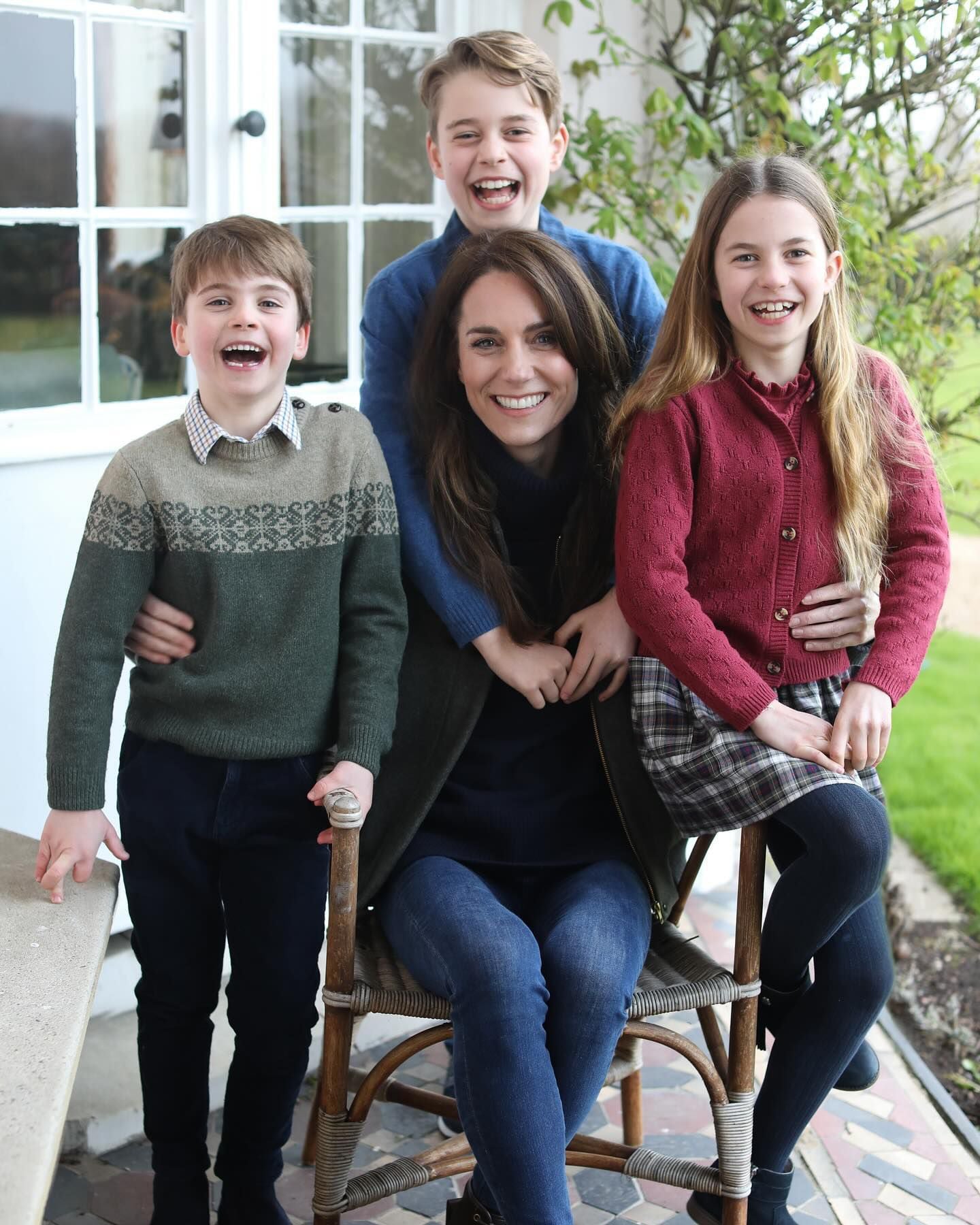 Kate Middleton junto a sus hijos en una imagen compartida en el perfil oficial de los príncipes de Gales. (instagram.com/princeandprincessofwales)