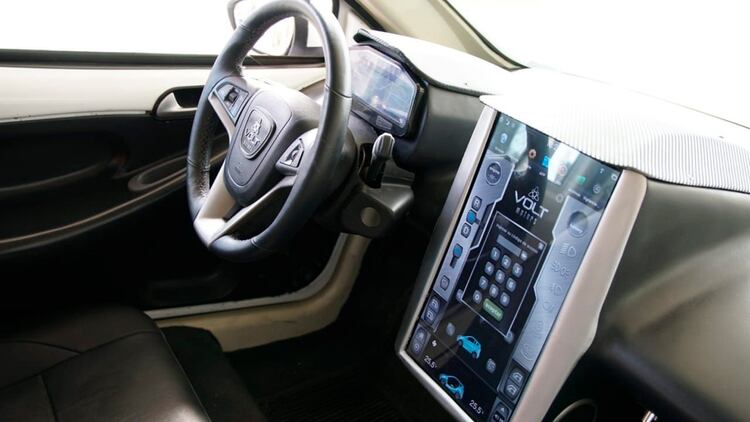 Interior con tecnología, una pantalla de 16 pulgadas y un centro multimedia para ajustar todas las funciones del auto.