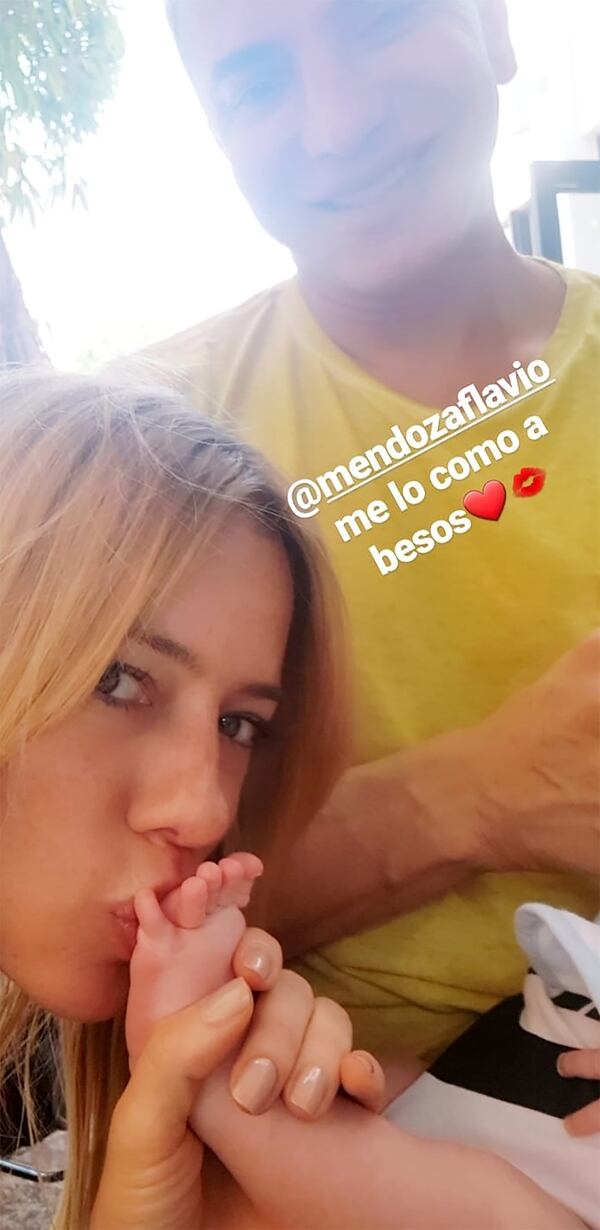 Nicole besando un piecito de Dionisio (Instagram)