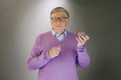 Bill Gates con una representación del coronavirus Sars-CoV-2 (Fundación Gates)