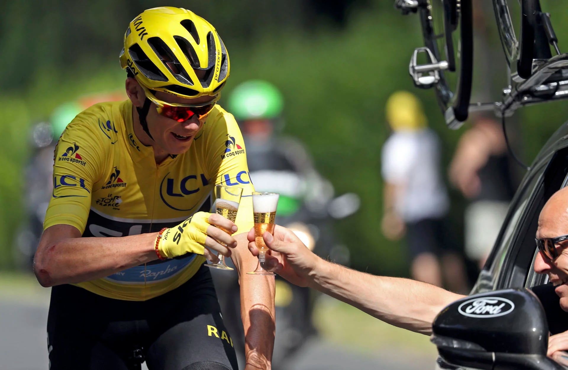 El champagne, otra bebida elegida por el campeón del Tour para festejar (Reuters)