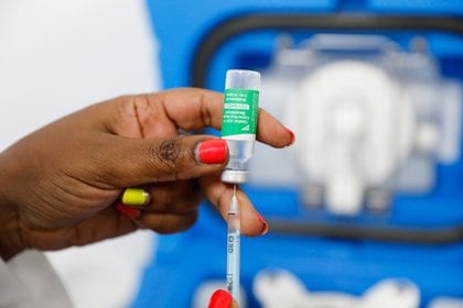 El informe se mostró escéptico ante los pronósticos de Covax, una alianza mundial de intercambio de vacunas liderada por la OMS y que tiene como objetivo asegurar 6.000 millones de dosis para los países más pobres del mundo (REUTERS)