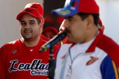 IMAGEN DE ARCHIVO.  Nicolás Maduro Guerra, hijo del presidente venezolano Nicolás Maduro, observa a su padre durante una conferencia de prensa en Caracas, Venezuela.  28 de enero de 2018. REUTERS / Marco Bello
