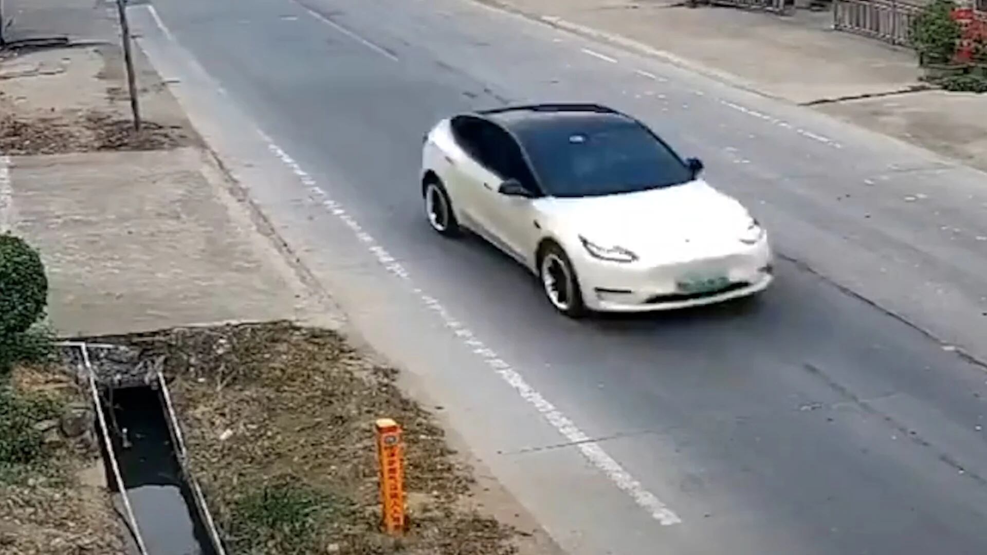 Un Tesla fuera de control mató a dos personas en China 
