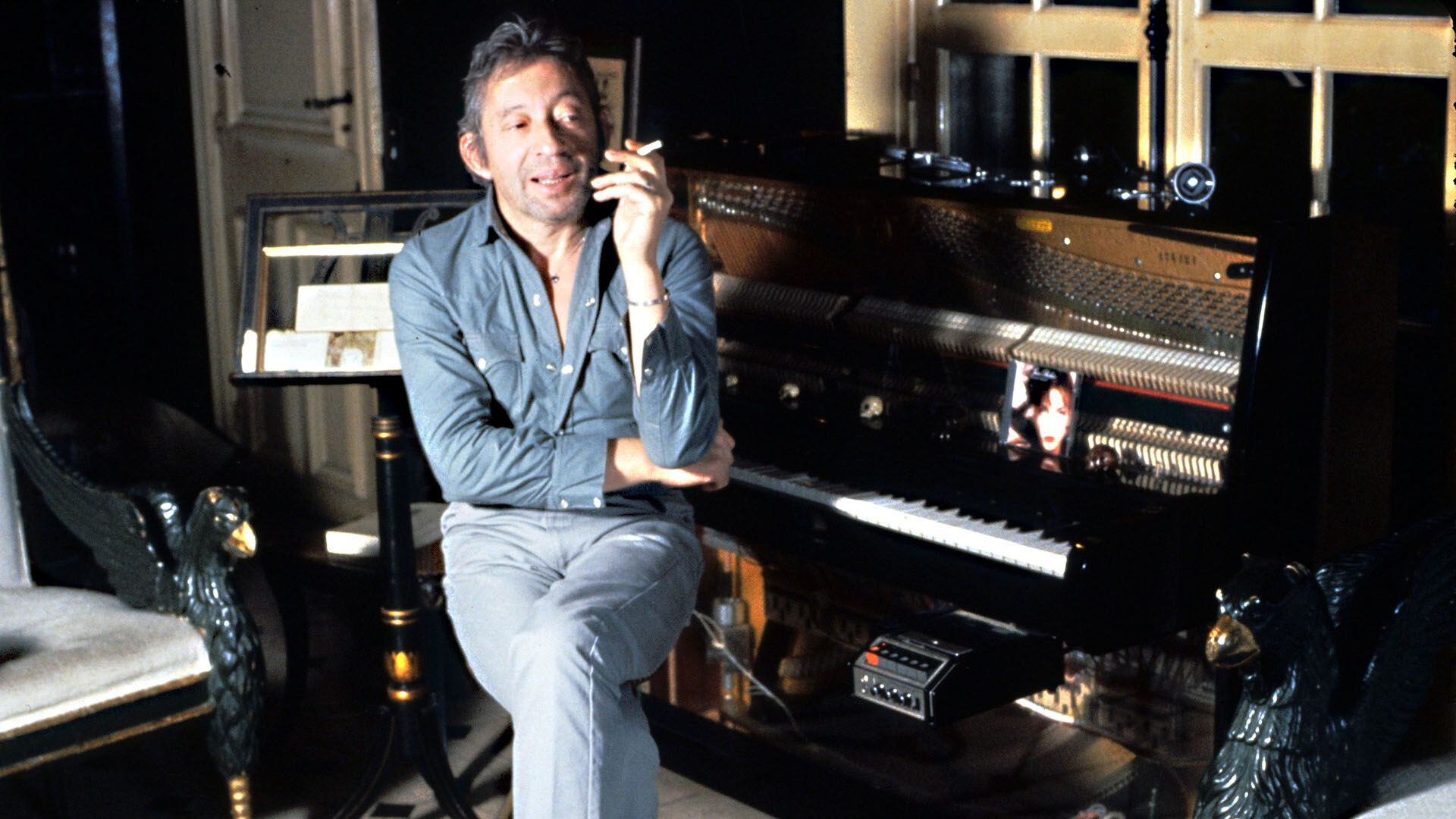 El piano y las melodías que inspiraron a Serge Gainsbourg en su icónica casa parisina, París, c. 1990 (Foto: Mandatory Credit: Photo by Unimedia/Shutterstock (1293630f))
