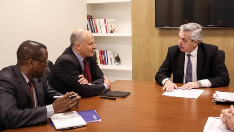 Alejandro Werner, director del Departamento para el Hemisferio Occidental del FMI junto con Alberto Fernández y Trevor Alleyne.