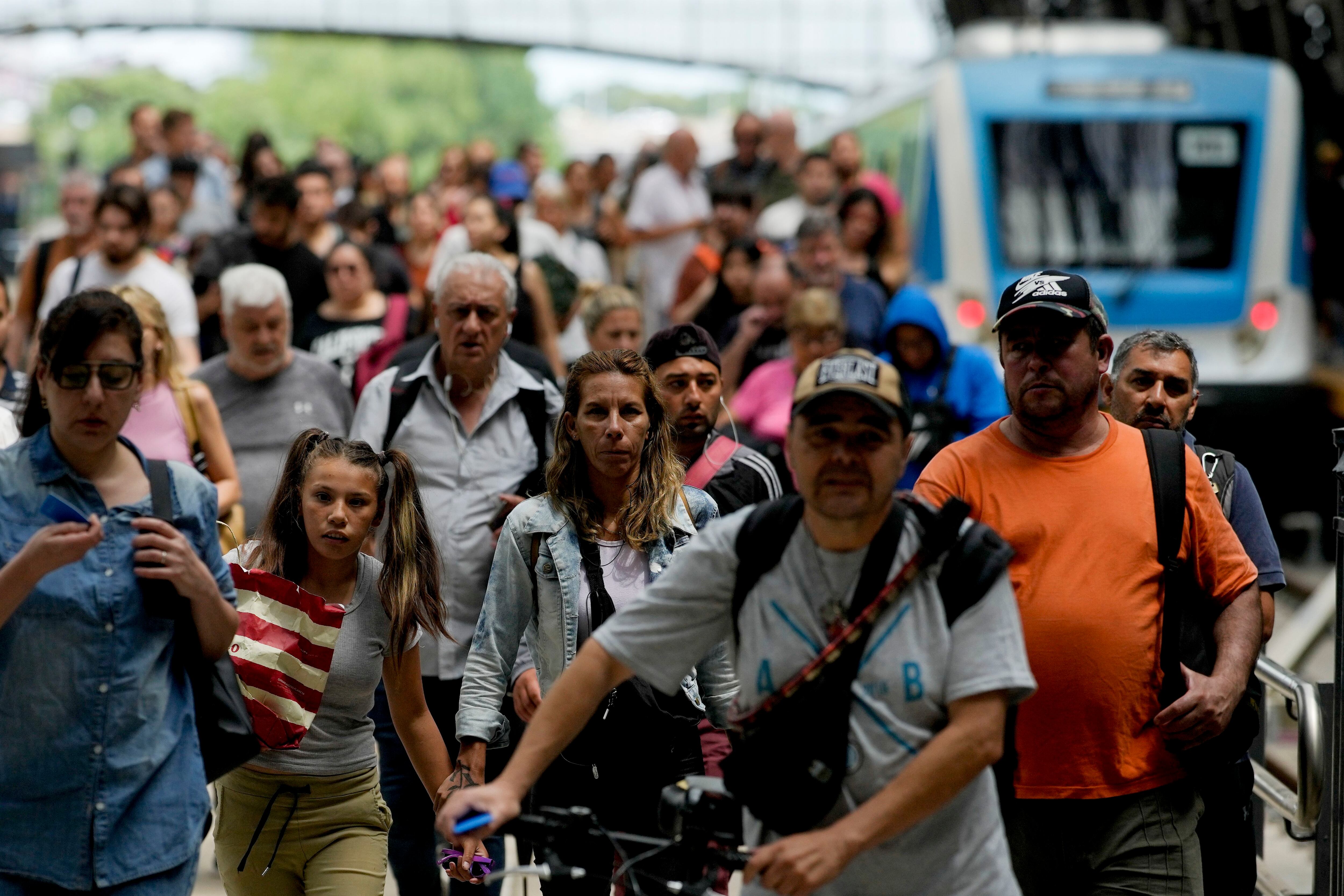 Desde hoy rigen los aumentos en el boleto de tren. (AP Foto/Natacha Pisarenko)