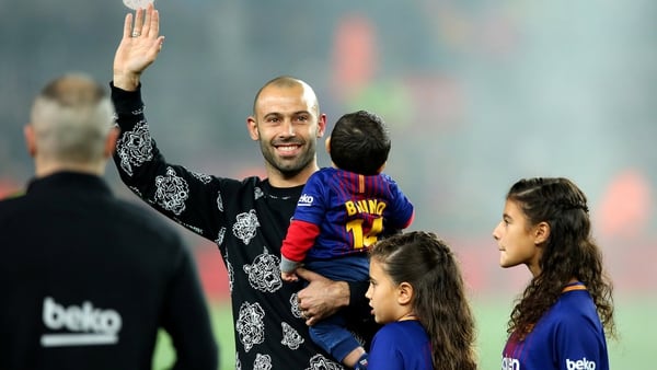 Mascherano con sus hijos en el Camp Nou (Reuters)