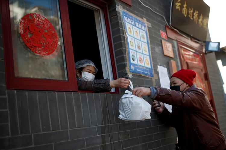 El delivery sin contacto comenzó en China, cuando millones de personas quedaron aisladas en sus apartamentos. (REUTERS/Thomas Peter)
