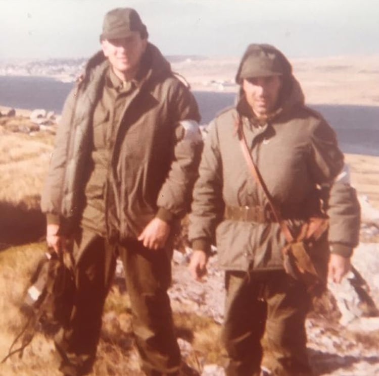 Hugo Scherbarth, el destinatario de la carta, con un camarada en Malvinas.