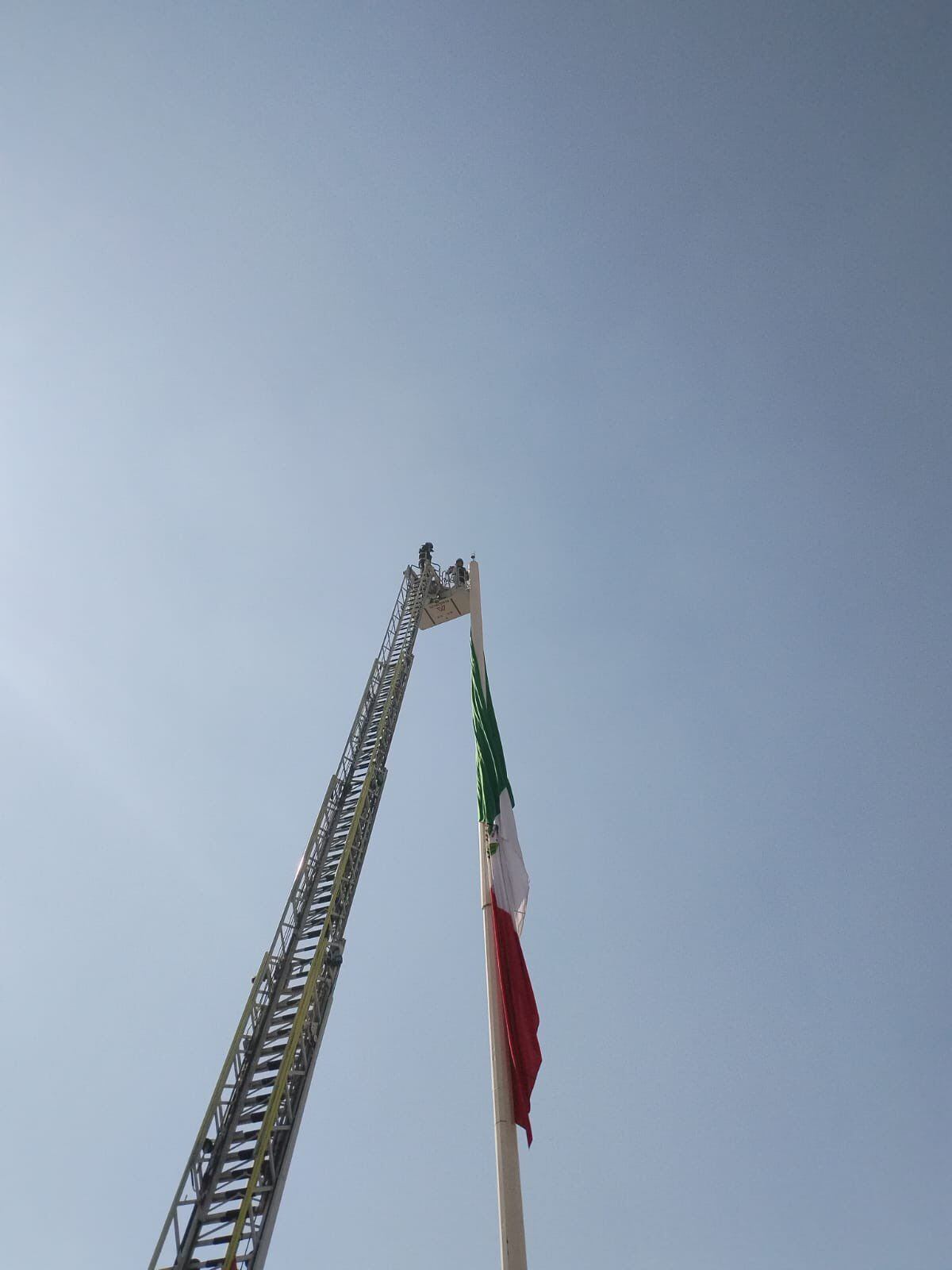 Bomberos CDMX liberan bandera de México en alcaldía Venustiano Carranza