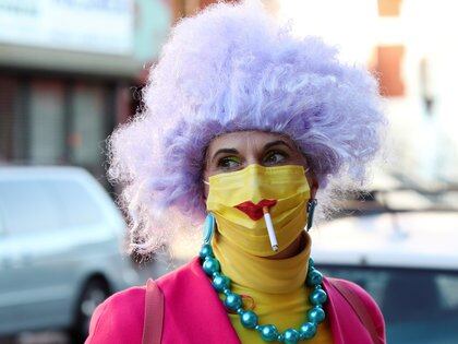 Una mujer disfrazada fuma en medio de una marcha en Nueva York. REUTERS/Caitlin Ochs/File Photo