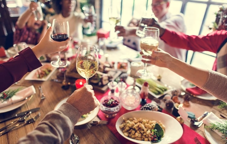 Disminuir el alcohol, buscar alternativas. No hace falta llegar al extremo de ser abstemio en las Fiestas, una copa de vino puede resultar digestiva (Shutterstock)