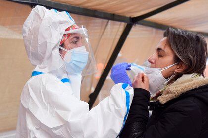 Miles de personas acudieron al cribado masivo de PCR por la Covid-19 en el Pabellón de La Torre del barrio de La Palomera en León, este sábado para detectar contagios. EFE/J.Casares 