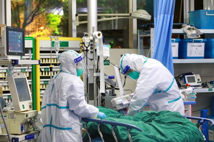 Personal médico en trajes protectores trata a un paciente con neumonía causada por el nuevo coronavirus en el Hospital Zhongnan de la Universidad de Wuhan, en Wuhan, provincia de Hubei (China), el 28 de enero de 2020. China Daily via REUTERS