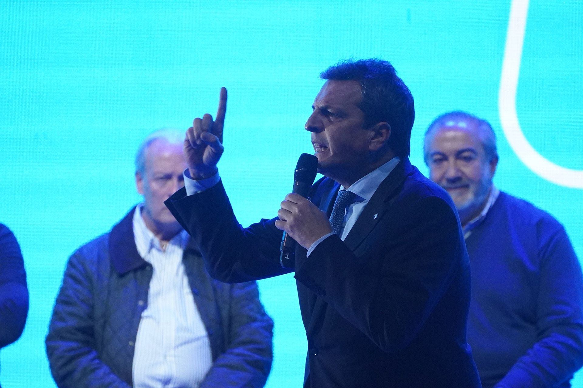 Sergio Massa habla en el acto de la CGT, detrás, Andrés Rodríguez y Héctor Daer (Foto: Franco Fafasuli)