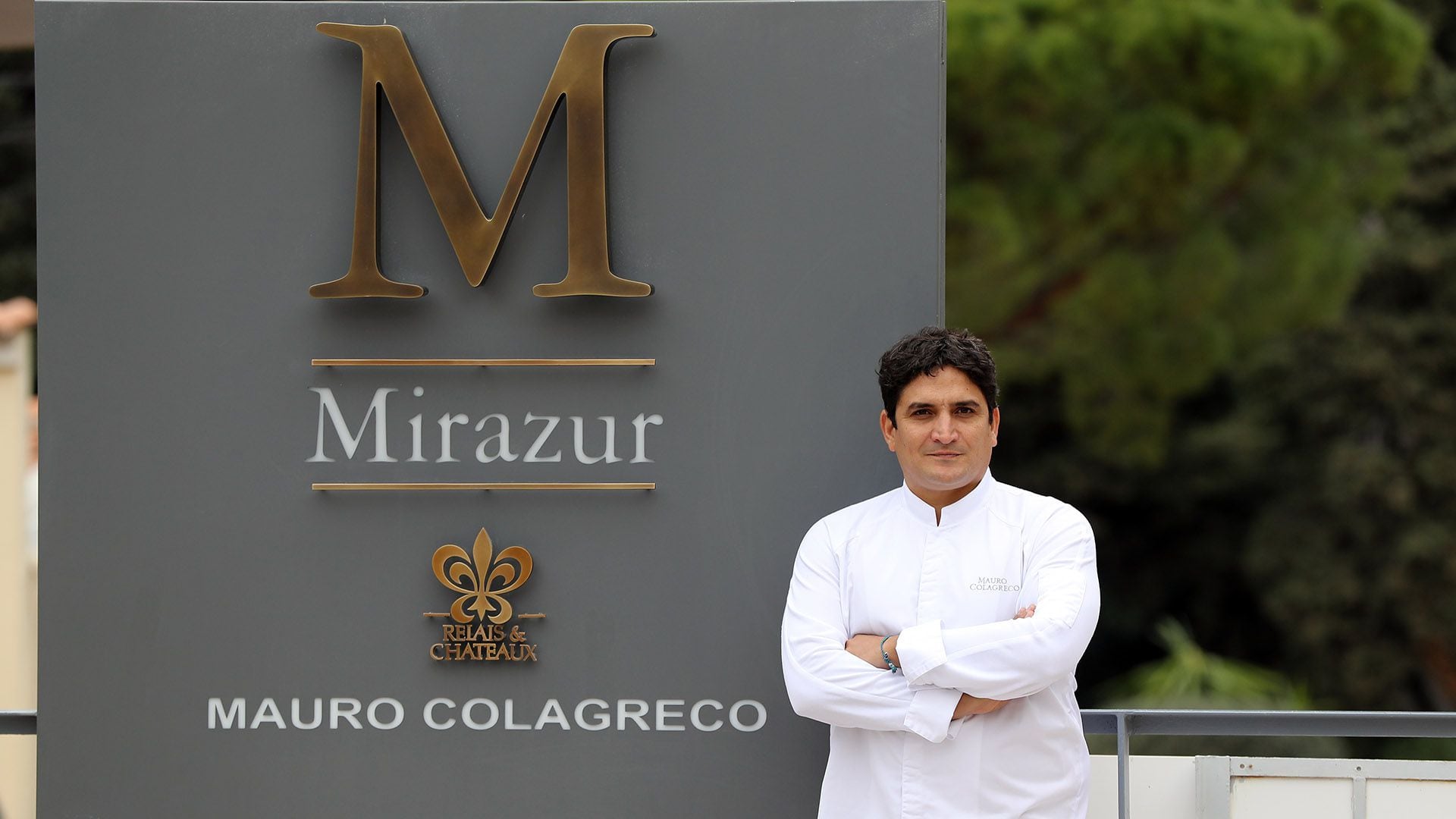 El chef argentino Mauro Colagreco posa frente al restaurante "Mirazur" en la ciudad de Menton, en la riviera francesa (Photo by VALERY HACHE / AFP)