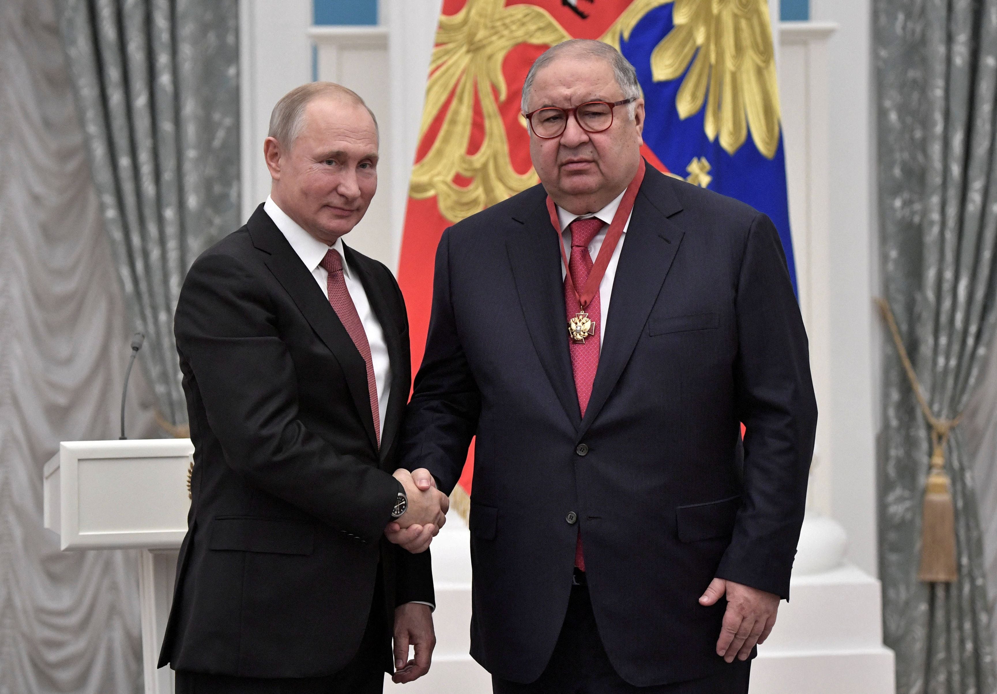 Putin con Alisher Usmanov cuando fue condecorado en el Kremlin en noviembre de 2018 (Sputnik/Alexei Nikolsky/Kremlin-REUTERS)