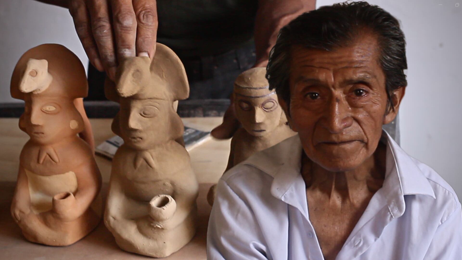 El investigador Enrique Niquín Castillo recupera y restaura piezas arqueológicas para unirlas a su muestra en el Museo de los Colli, en Comas. (Infobae/Paula Elizalde)