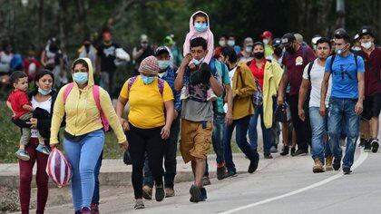 Los migrantes hondureños antes de llegar a la frontera con Guatemala, en su camino a los Estados Unidos (Photo by Orlando SIERRA / AFP)
