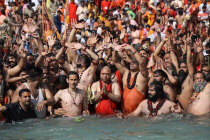 El clásico baño en las aguas del Ganges (REUTERS/Anushree Fadnavis)