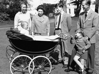 19 de diciembre de 1965, la reina Isabel II y el príncipe Felipe de Gran Bretaña están rodeados por un miembro de su familia en los terrenos del Castillo de Windsor, Inglaterra. De izquierda a derecha, la princesa Ana, el príncipe Carlos y el príncipe Andrés, En el cochecito está el príncipe Eduardo