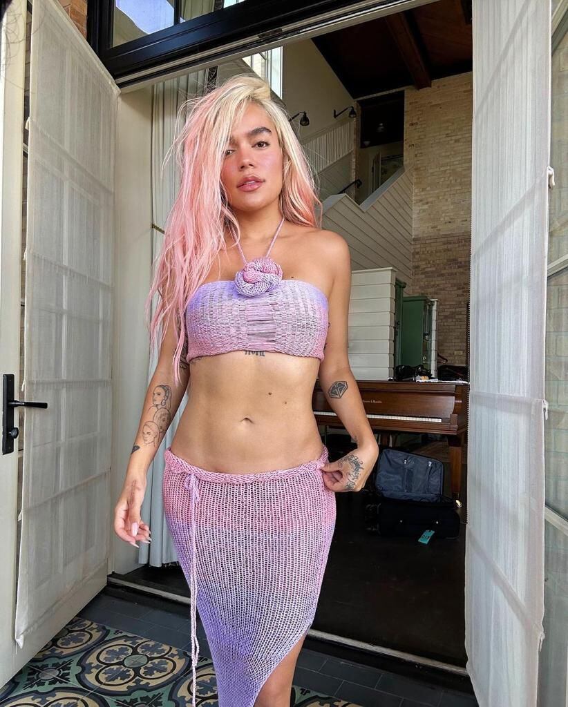 Karol G pone fin a su historia con Anuel AA eliminando el tatuaje de su mano - crédito @karolg/Instagram