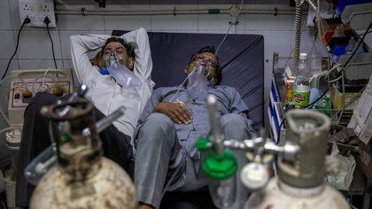 FILE PHOTO: Patients suffering from the coronavirus disease (COVID-19) get treatment at the casualty ward in Lok Nayak Jai Prakash (LNJP) hospital, amidst the spread of the disease in New Delhi, India April 15, 2021. REUTERS/Danish Siddiqui/File Photo
