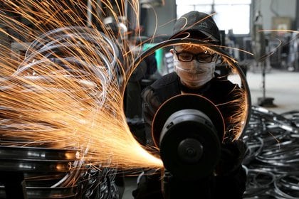 Un trabajador suelda una llanta de acero para bicicletas en una fábrica de equipos deportivos en Hangzhou, Zhejiang, China. 2 de septiembre de 2019. China Daily via REUTERS