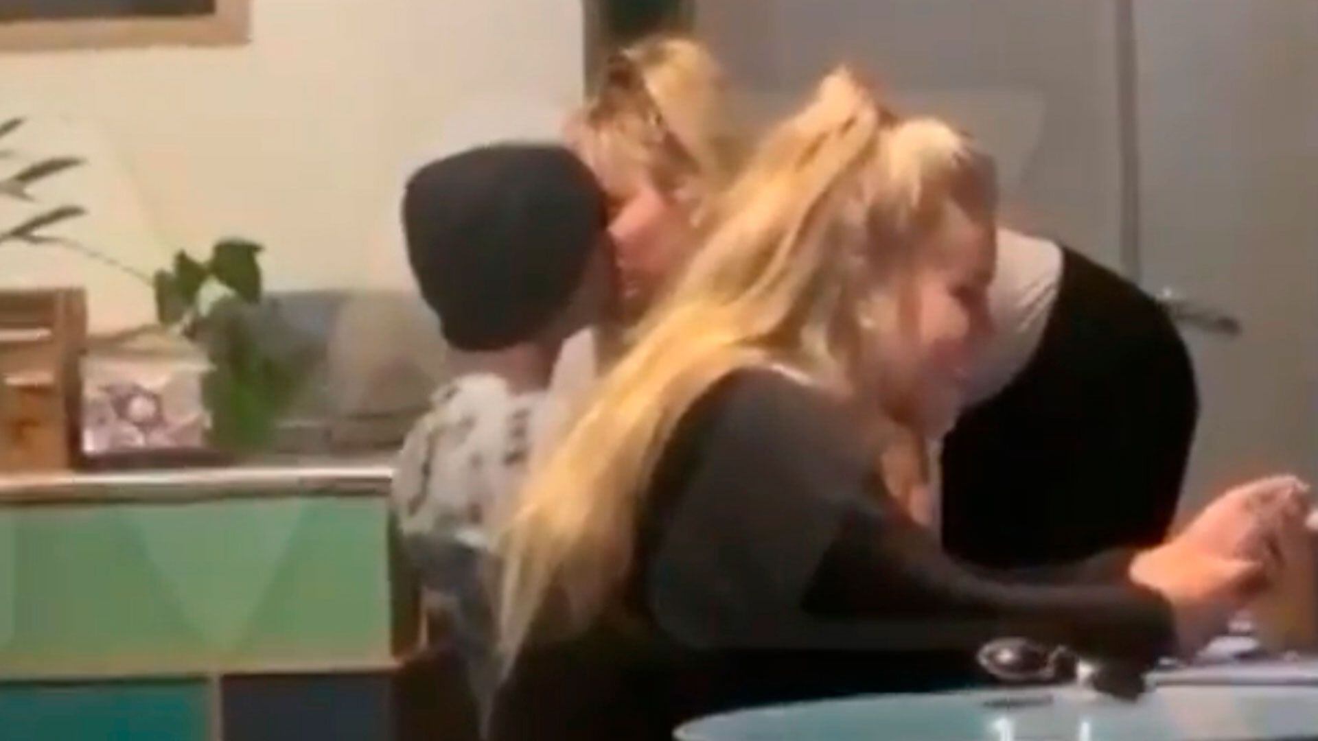 La fuente consultada por el medio señaló que Miley y Cody platicaron por algún tiempo en una mesa del restaurante. (Foto: captura de pantalla de TMZ) 