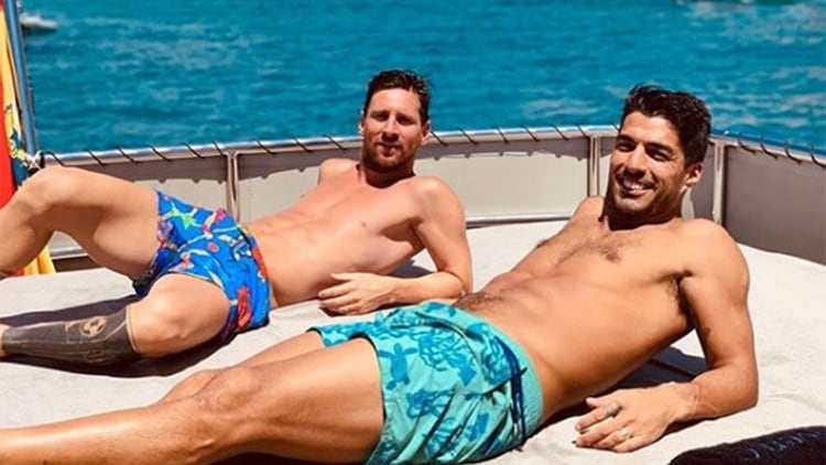 Lionel Messi tomando sol junto a su amigo Luis Suárez