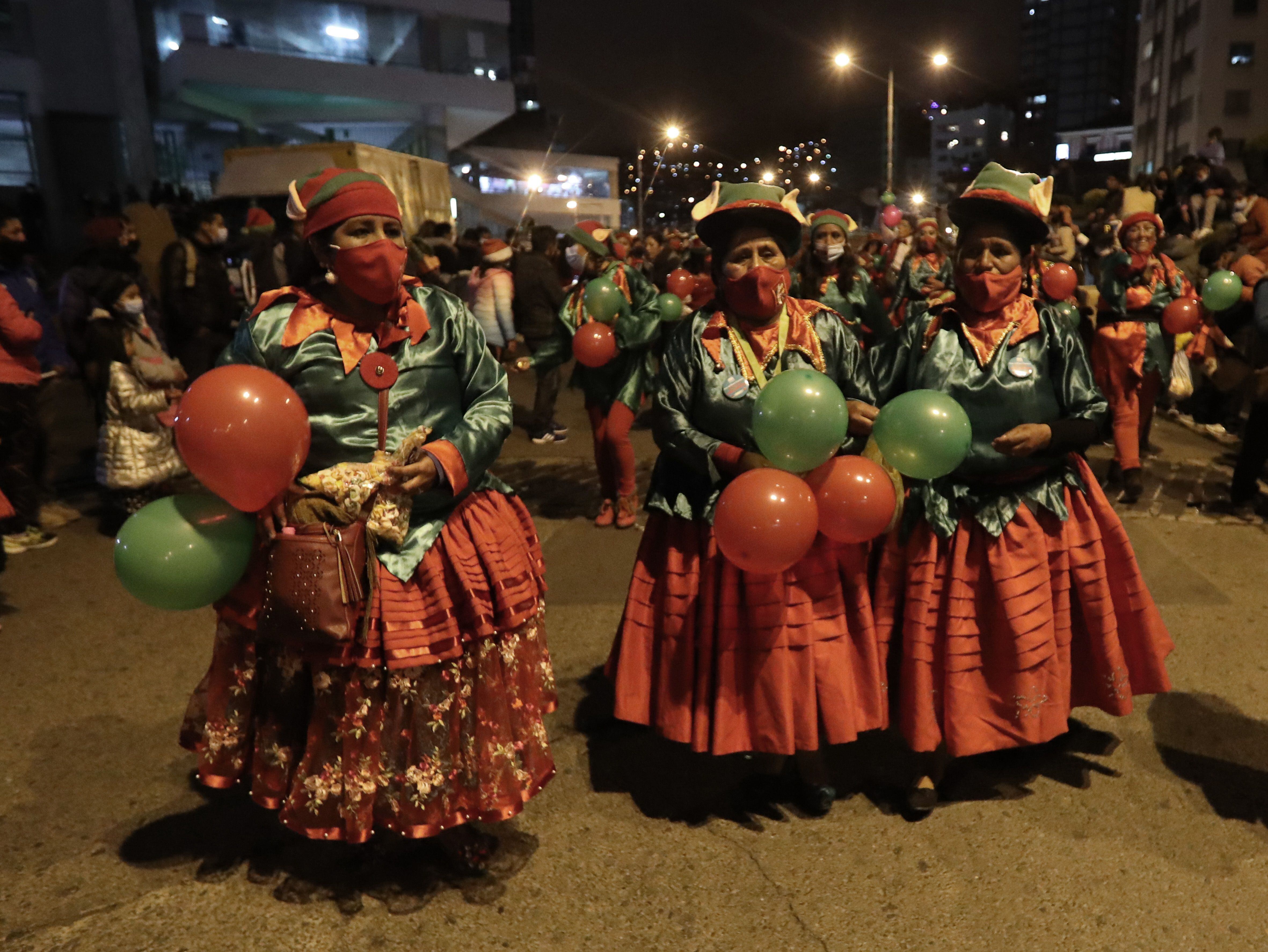 Mujeres artesanas aimaras vestidas de duendes fueron registradas este viernes, durante la "Caravana Navideña Paz y Unidad", protagonizada por los artesanos y comerciantes que todos los años instalan en estas épocas una feria de Navidad en el Parque Urbano Central (PUC), en La Paz (Bolivia). EFE/Martín Alipaz