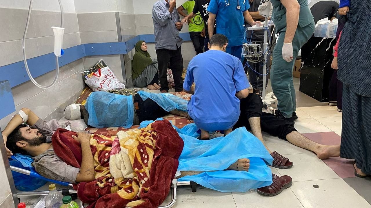 Archivo: heridos en los pasillos del hospital al Shifa (REUTERS)
