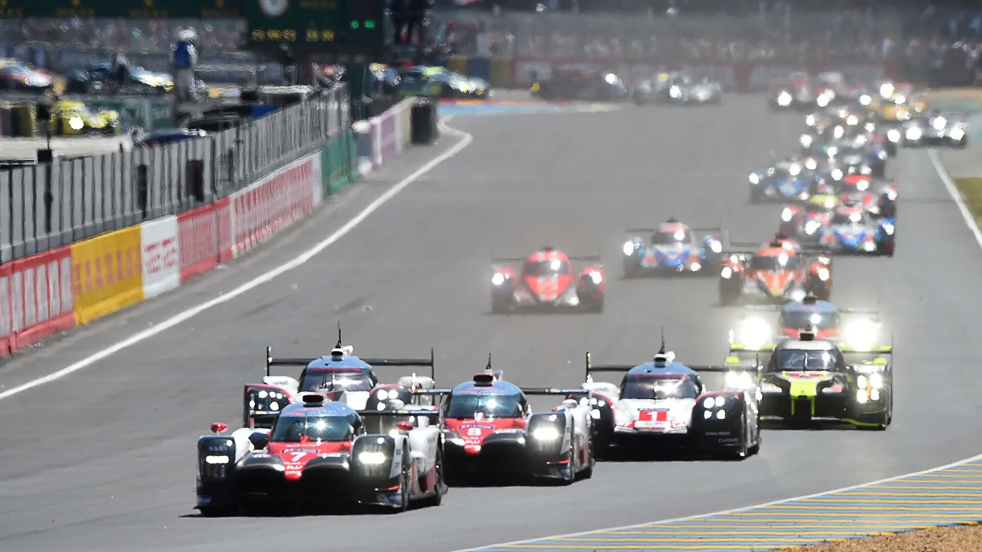 El piloto británico Mike Conway encabeza la fila de autos a bordo de su Toyota TS050 Hybrid N°7, por delante de Sebastien Buemi y Neel Jani en el comienzo de la 85° edición de las 24 horas de Le Mans (AFP)