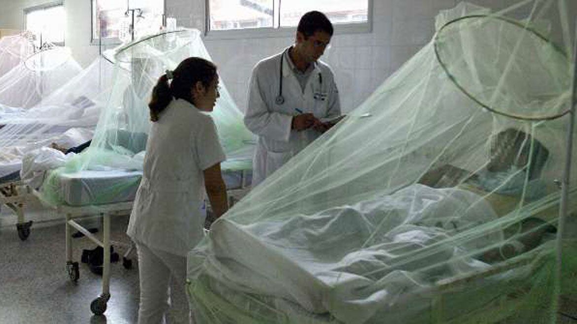 Enfermos con Chikungunya son atendidos en centros sanitarios envueltos de tules para evitar que sean picados por mosquitos que luego transmitirán la enfermedad a otras personas
