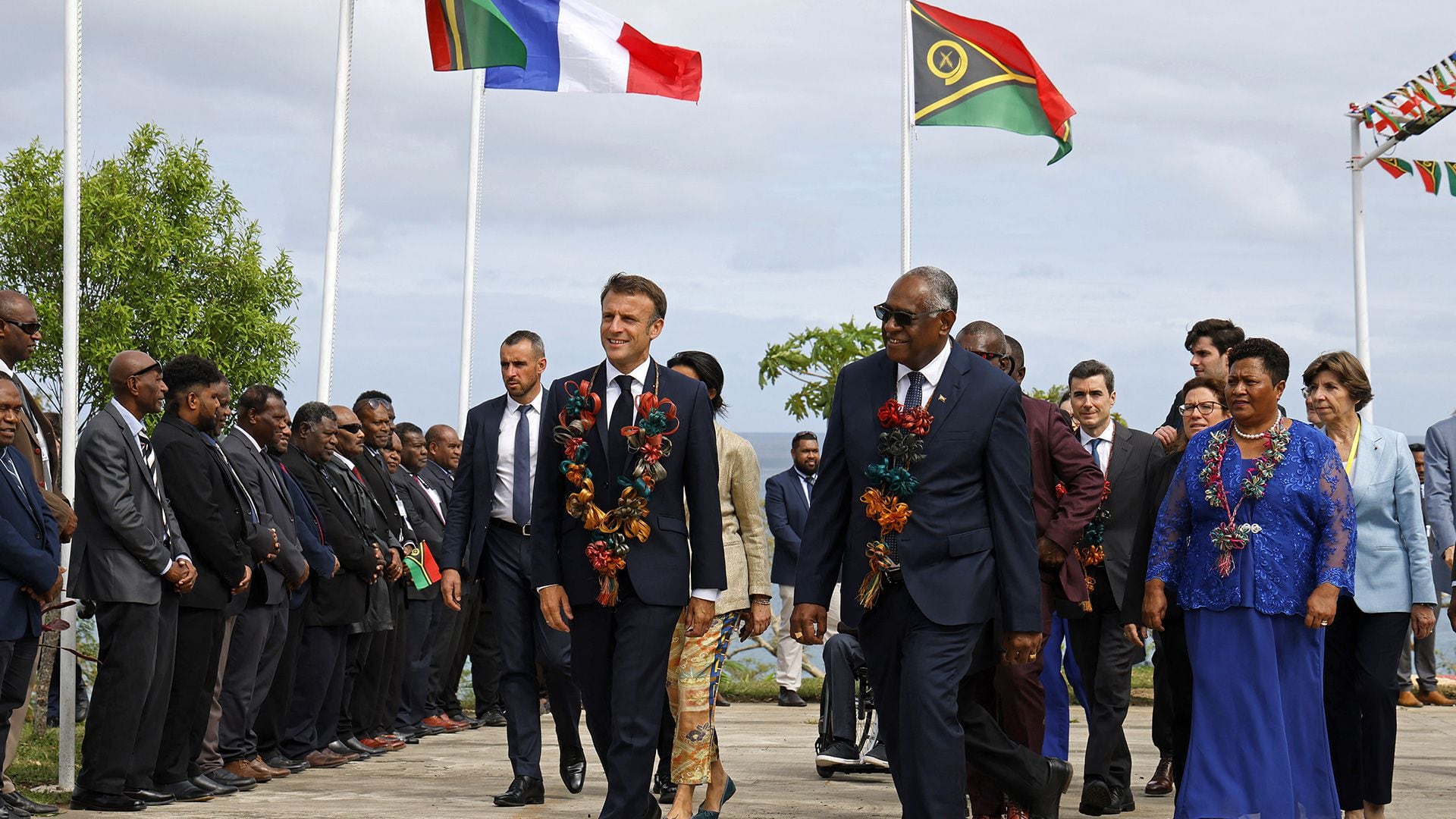 Macron es escoltado por el primer ministro de Vanuatu, Ishmael Kalsakau (Ludovic MARIN / AFP)
