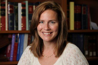 La juez Amy Coney Barrett, profesora de derecho en la Universidad de Notre Dame, posa en una fotografía sin fecha obtenida de la Universidad de Notre Dame el 19 de septiembre de 2020. Matt Cashore / Notre Dame University / vía REUTERS.