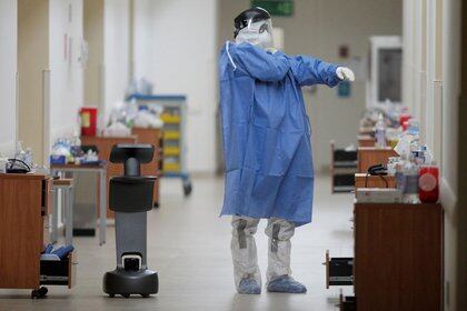 Hugo López-Gatell aseguró que es uno de los tres escenarios de finalización de la pandemia que enfrenta la humanidad (Foto: REUTERS/Daniel Becerril)