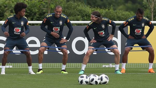 Rostros distendidos en la práctica de Brasil: Willian, Miranda, Filipe Luis y Paulinho (Foto: AFP PHOTO / Daniel LEAL-OLIVAS)