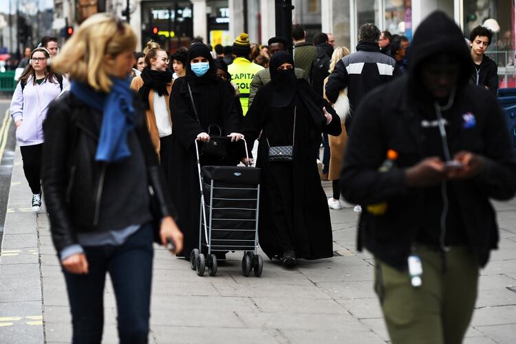 A diferencia del resto de Europa, las calles de Londres continúan pobladas (Reuters)