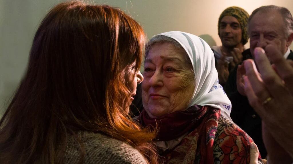 Hebe de Bonafini, que la semana pasada se declaró en rebeldía ante la Justicia, se mostró junto a la ex presidente Cristina Kirchner en el acto que realizó el martes último en la fundación Patria.