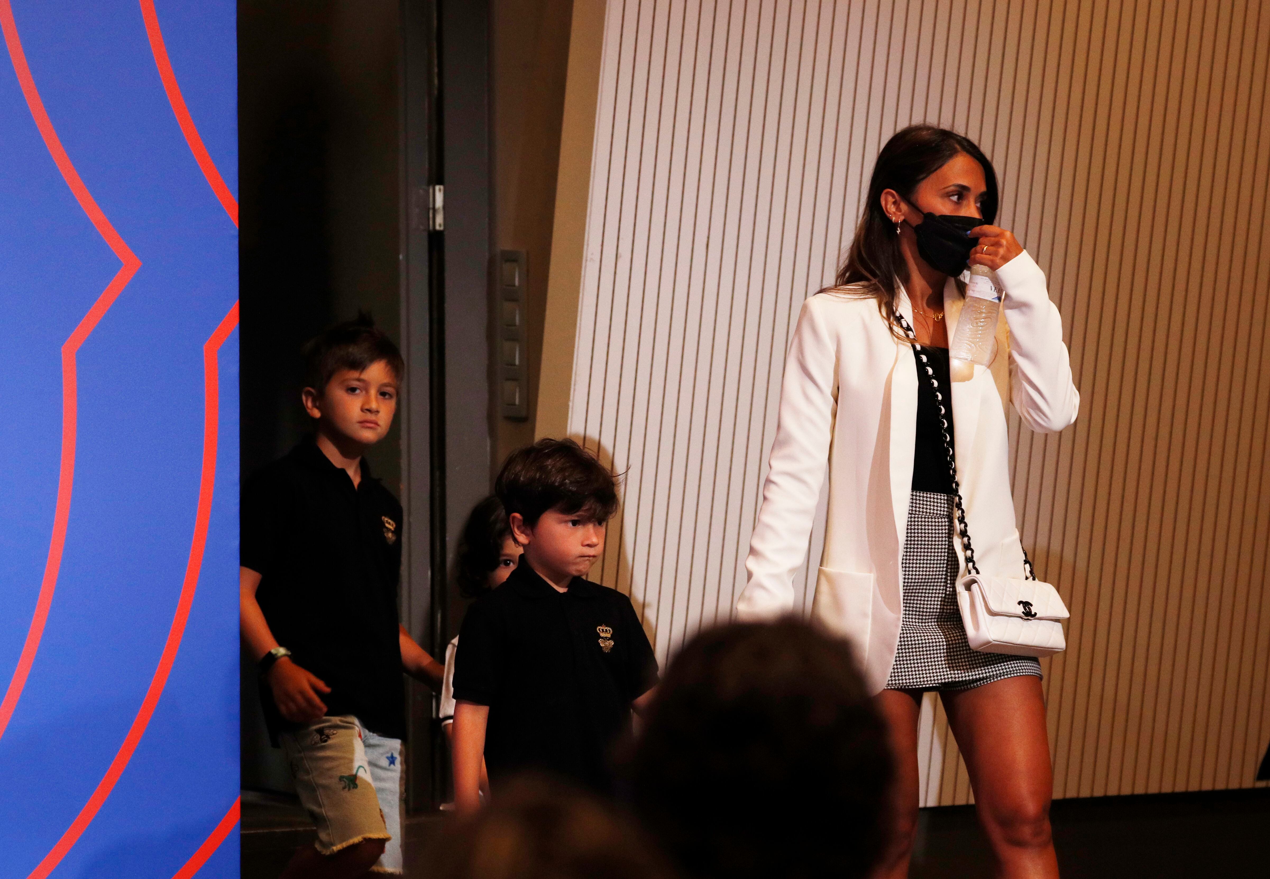 La esposa de Lionel Messi, Antonela Roccuzzo, y sus hijos antes de la conferencia de prensa de Lionel Messi en el Auditorio del Barcelona. La reacción de Mateo se volvió viral (REUTERS / Albert Gea)